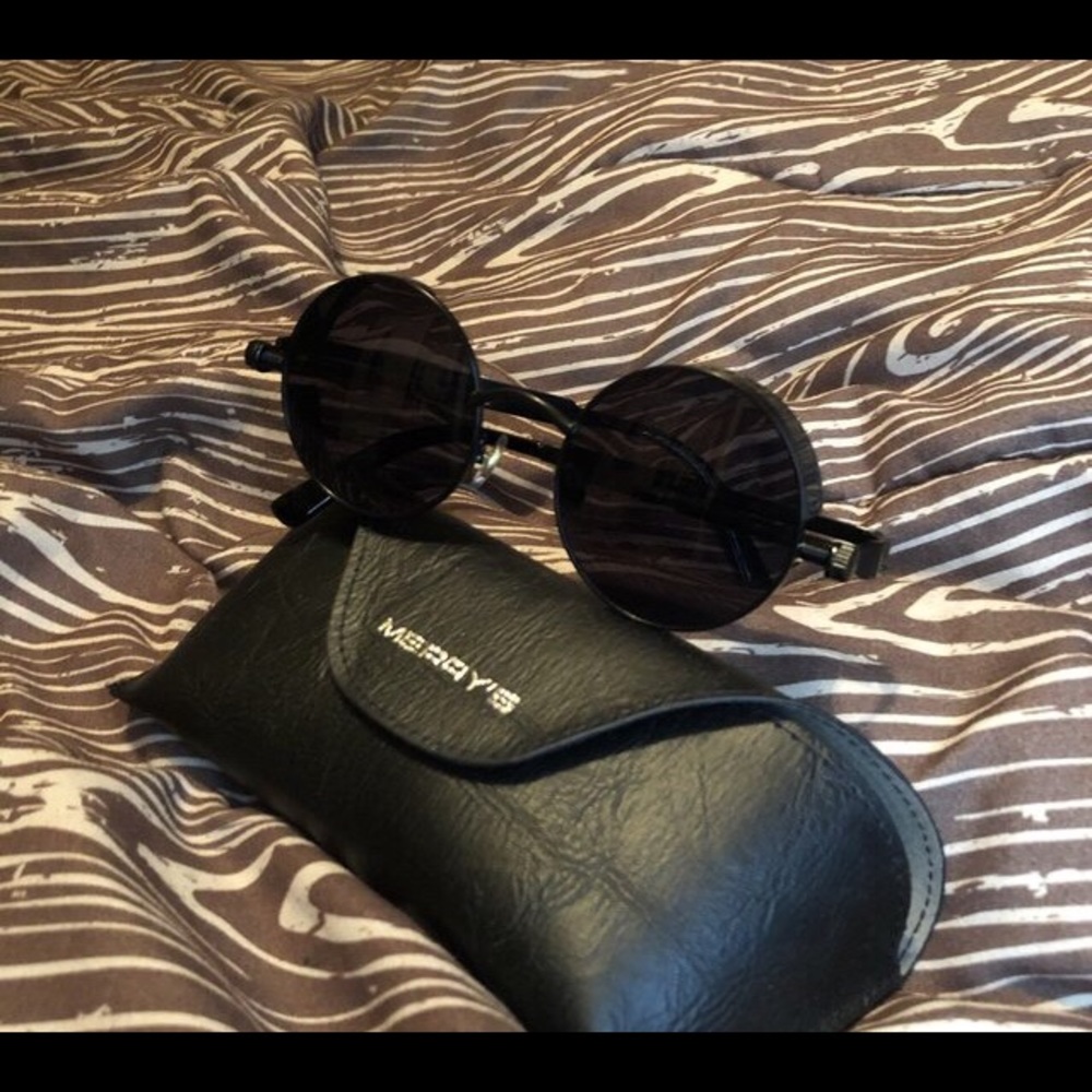 Black round sunglasses